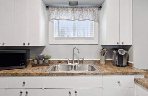 Pinconning Apartment | The Pinny City Suite
