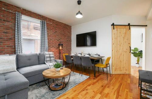 Plateau Mont Royal Apartment | The Plateau Twin - Perfect Group Stay