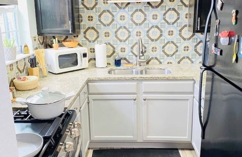 San Antonio Apartment | The Play & Stay Escape-Charming 2-bedroom apartment in the heart of San Antonio.