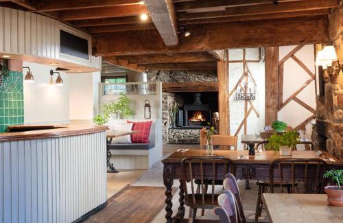 Mitchell Hotel | The Plume of Feathers