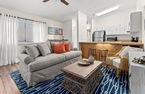 Holiday Beach Villa | The Pointbreak Unit A, 2 blocks from the beach!
