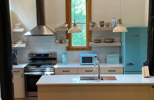 Edgartown House | The Pole House: renovated bohemian retreat on Chappy! Beach 5 min, pets ok, AC!