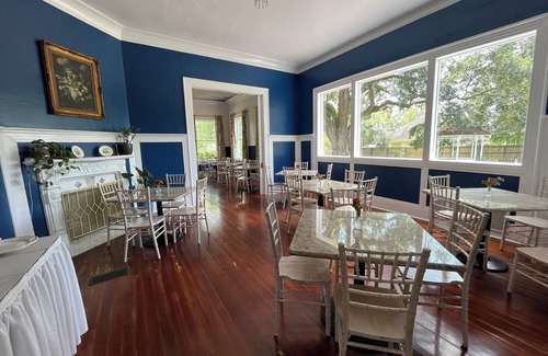 Hammond Bed & Breakfast | The Pompadour Room W/Queen Bed