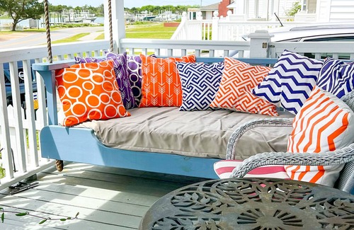 Morehead City Cottage | The PonyView - Downtown Beaufort on historic Front St! Views of Wild Horses