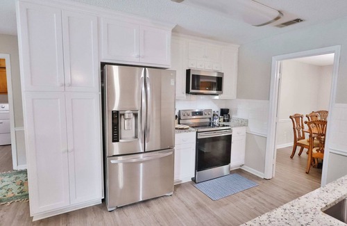 Statesboro House | The Pool House - Close to Georgia Southern!