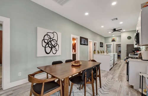 Montrose House | The Pool house in Montrose 4BR, 3BR, 4PK, 8-12 PPL