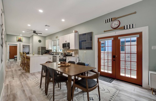 Montrose House | The Pool house in Montrose 4BR, 3BR, 4PK, 8-12 PPL