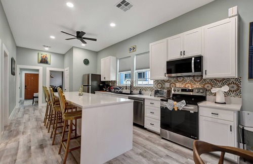 Montrose House | The Pool house in Montrose 4BR, 3BR, 4PK, 8-12 PPL