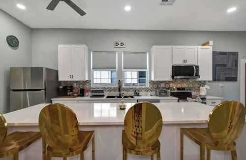 Montrose House | The Pool house in Montrose 4BR, 3BR, 4PK, 8-12 PPL
