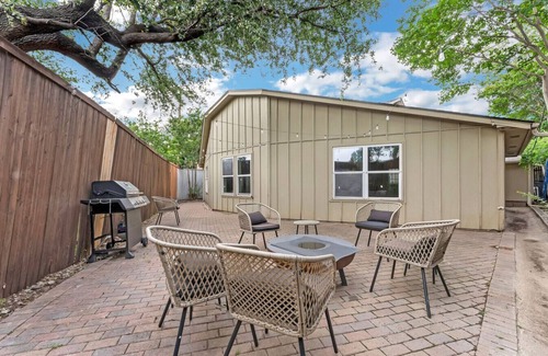 Irving House | The Pool Pad | Sleeps 8