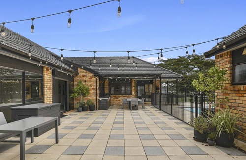 Rotorua House | The Pool Room - Studio unit with shared access to Pool & Spa Pool