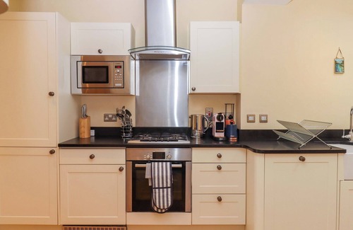 Noss Mayo Cottage | THE PORTHOLE, pet friendly, with open fire in Newton Ferrers