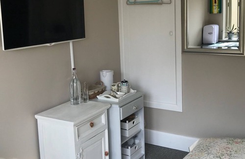 Box Cabin | The Potting Shed is a small cabin with an ensuite showeroom, perfect for 2.