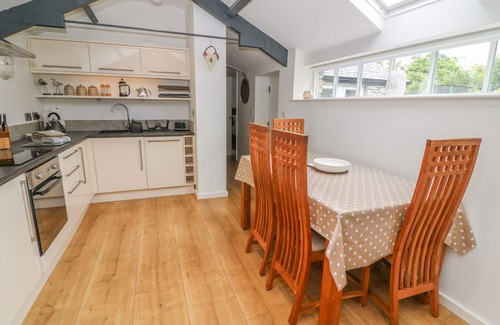 Burton Cottage | THE POTTING SHED, romantic, with a garden in Burton-In-Kendal