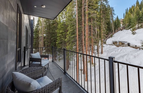 Winter Park Condo | The "Powder Day" of Ski Condos! Ski-in Ski-out, Great Vibe, Chef's Kitchen + EV!