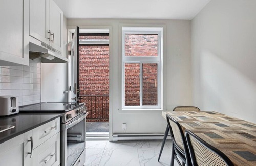 Cote-Des-Neiges—Notre-Dame-De-Grace Apartment | The Prestige Stay | Chic & Bright 3BR in NDG