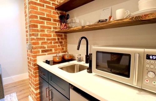 Old Town Alexandria Apartment | The Prince Suite at Prince Street Inn