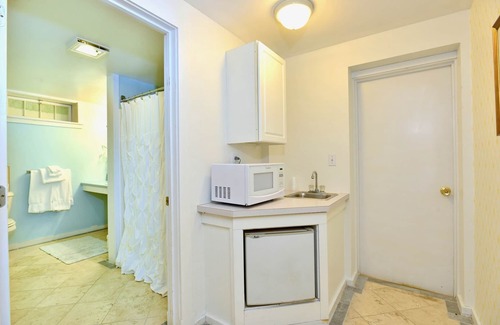 Manchester House | The Privacy of a house & Perks of a Resort! Pool, tennis, fireplace. Indoor pool. Dogs welcome!