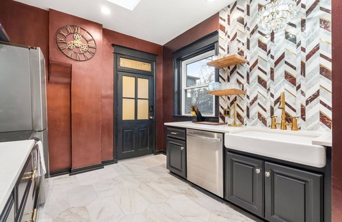Hanover Place Apartment | The Prohibition - A Uniquely Designed Midtown Stunner Located Only Mins From KC's Major Attractions!