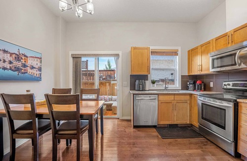 Tuxedo Park House | The Prosecco DTCalgary YYCAirport > 15min