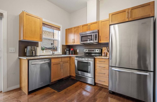 Tuxedo Park House | The Prosecco DTCalgary YYCAirport > 15min