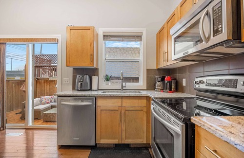 Tuxedo Park House | The Prosecco DTCalgary YYCAirport > 15min