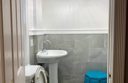Downtown Niagara Falls House | The Prospect Point-4BR, 1.5 Bath , Minutes From Falls & Casino on the US side.