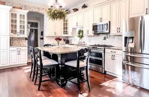 Downtown St. Louis House | The PS House: Hot Tub, Pool Table, Walk Score 93, Historic home w modern updates