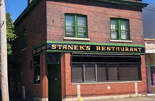 Niagara Falls Apartment | The Pub with Private Yard & Parking, Near the Falls & Casino by Niagara Hospitality