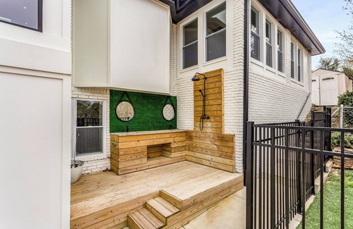 Sandy Springs House | The Push Palace: Where Extravagance Meets Grandeur in Luxurious Living