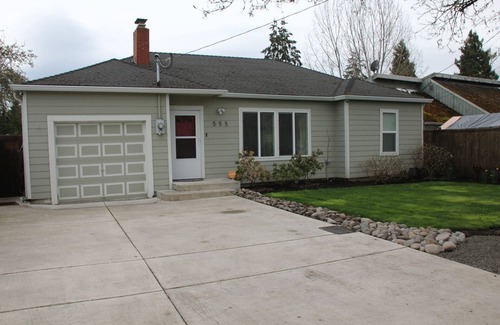 Springfield House | The Quack Shack - Two Miles from Autzen Stadium