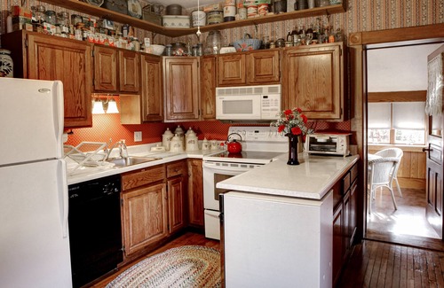 Bellefonte Bed & Breakfast | The Queen, A Victorian Bed & Breakfast