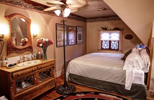 Bellefonte Bed & Breakfast | The Queen, A Victorian Bed & Breakfast