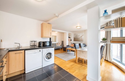 St. Pancras and Somers Town Apartment | The Queen's retreat - Camden - by Frankie Says