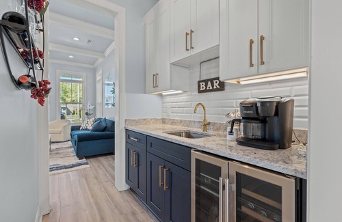 Atlantic Beach House | The Quiet Storm - Walk to Beach - 4BR/3BA - 3 Living Areas