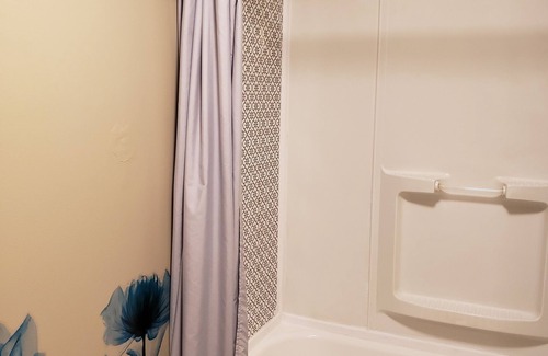 St. Cloud House | The Rail: 4 Bedrooms in Comfortable Home, Near Downtown