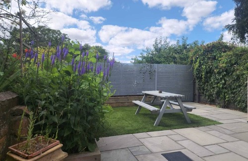 Milton Keynes House | The Railway Inn MK | Sauna & Jacuzzi | Family & Pet-Friendly | Sleeps upto 8
