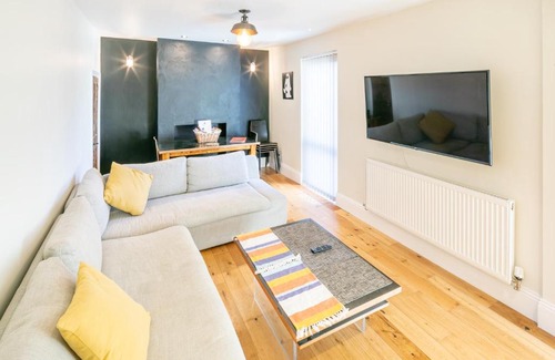 Milton Keynes Apartment | The Railway Inn MK 3 Bedroom Luxury Stay Sauna, Jacuzzi, Parking & Wi-Fi