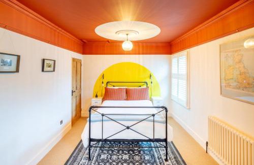 Milton Keynes Apartment | "The Railway Inn MK" Contractor Friendly Accommodation 3-Bedroom House with Free Parking, Fast Wi-Fi, and Easy Access to Milton Keynes