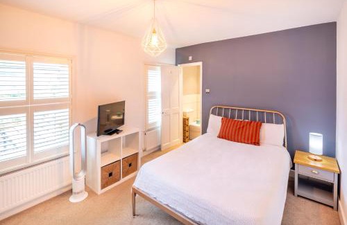 Milton Keynes Apartment | "The Railway Inn MK" Contractor Friendly Accommodation 3-Bedroom House with Free Parking, Fast Wi-Fi, and Easy Access to Milton Keynes