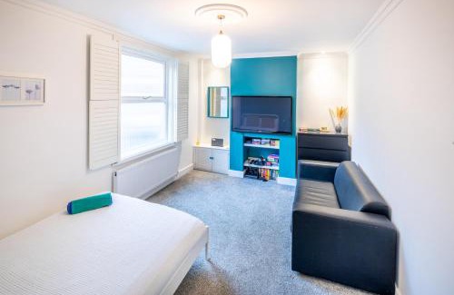 Milton Keynes Apartment | "The Railway Inn MK" Contractor Friendly Accommodation 3-Bedroom House with Free Parking, Fast Wi-Fi, and Easy Access to Milton Keynes
