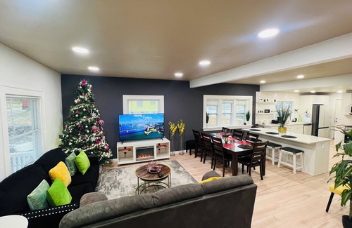 Des Moines House | The Rainbow lodge-Game room,Huge backyard, pool table 2 miles downtown