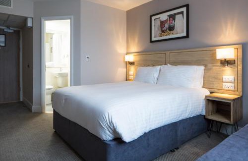 Motherwell Hotel | The Raven’s Cliff Lodge by Marston's Inns