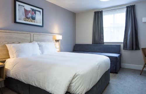 Motherwell Hotel | The Raven’s Cliff Lodge by Marston's Inns