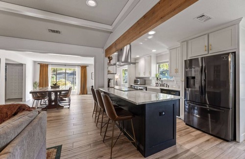 Grand Prairie House | The Ravenwood Retreat - 10mins from AT&T Stadium