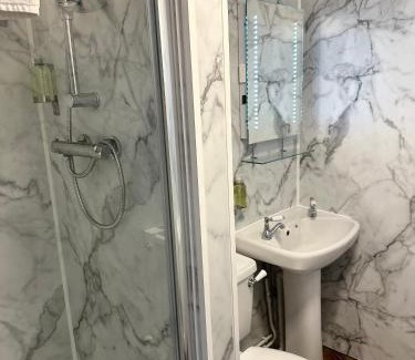 South Richmond Hotel | The Red Cow - Guest House