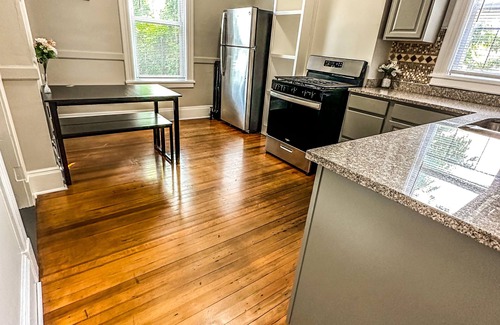 Albany House | "The Red House" 4 Bedroom/Sleeps 8 in the heart of Albany NY
