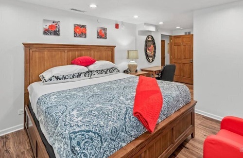 Plato Center House | The Red King Room, ensuite full restroom