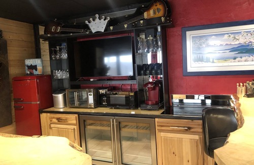 Heart of Missoula Condo | The Red Room - MISSOULA’S PREMIERE DOWNTOWN PRIVATE RENTAL & VACATION CONDO