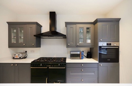 Snaresbrook House | The Redbridge Sanctuary - Spacious 3 Bdr House